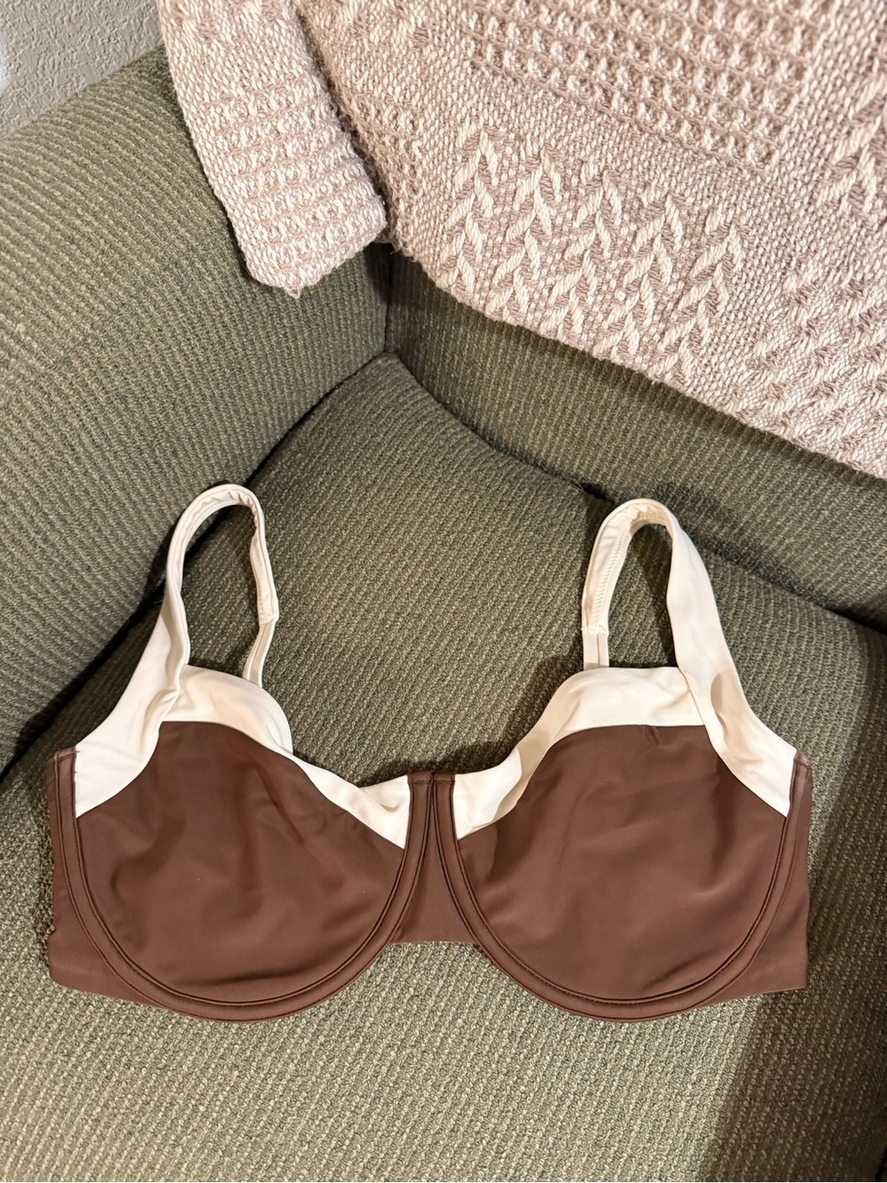 Two-Tone Underwire Bra in Brown and Cream - Picture 6 of 6